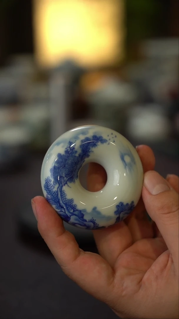 全手绘精工青花山水圆盖置