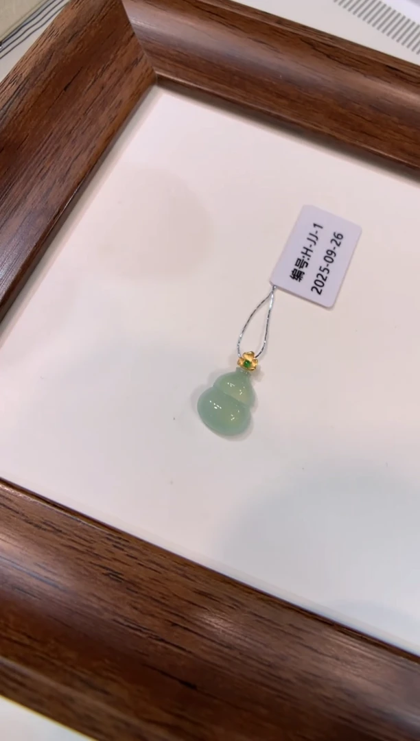 颈饰18K金镶嵌翡翠葫芦