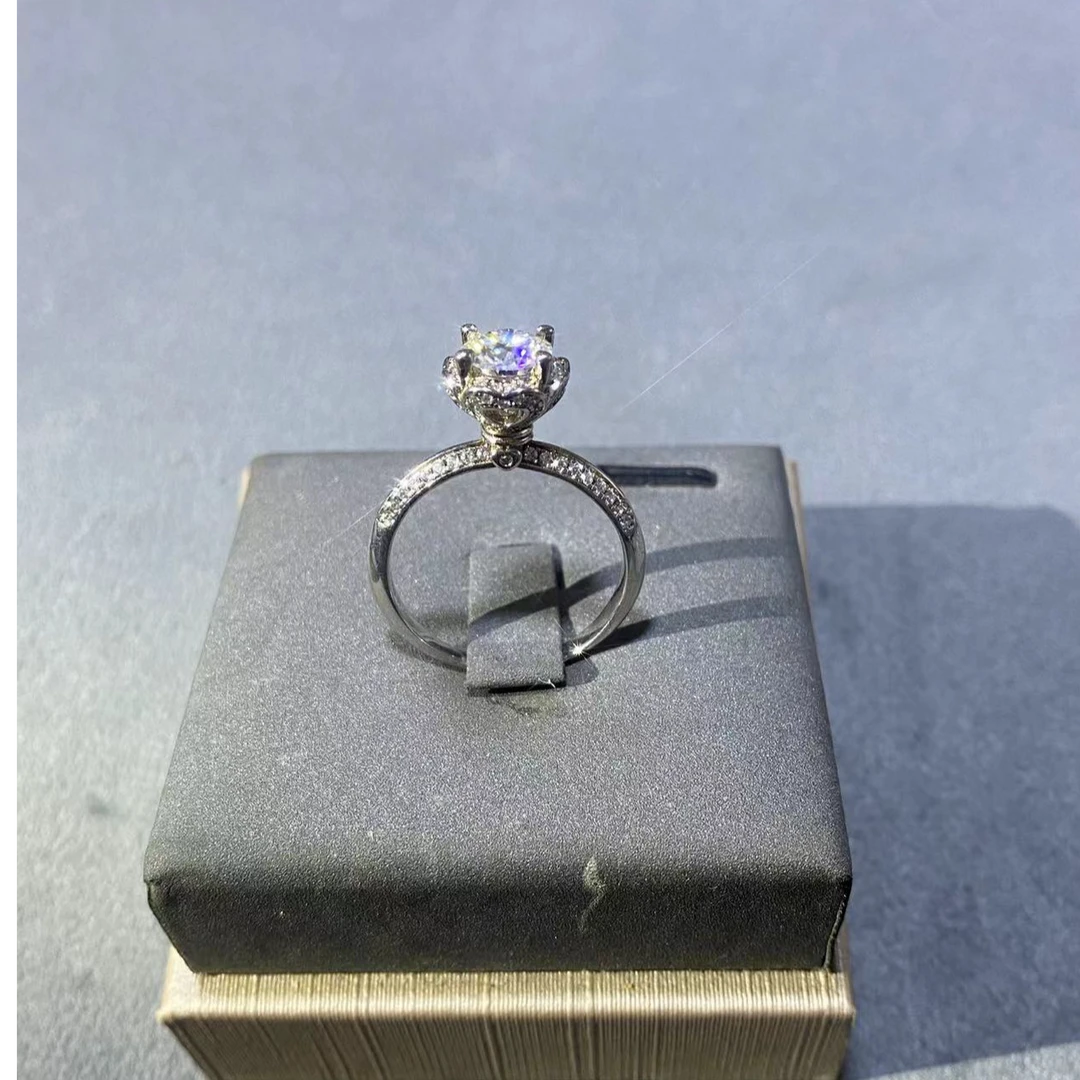【钻注一生】 豪华心心相印手捧花女戒1克拉1.0ct