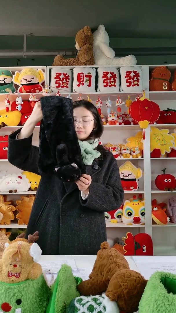 毛绒恐龙给猫围巾