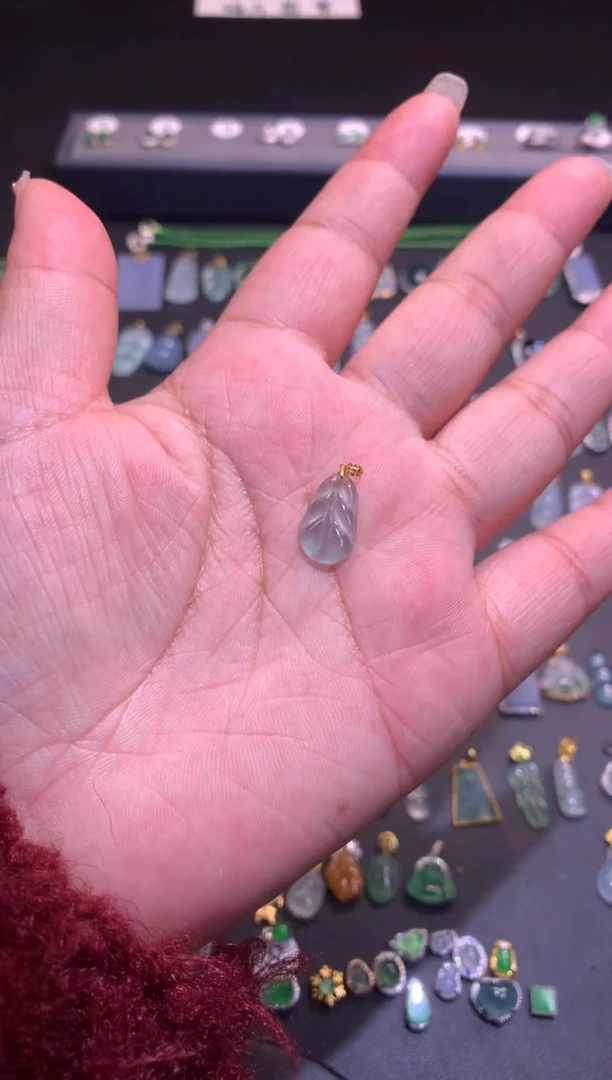 【闪购商品】翡翠吊坠(不含链)18K金镶嵌形状颜色随机