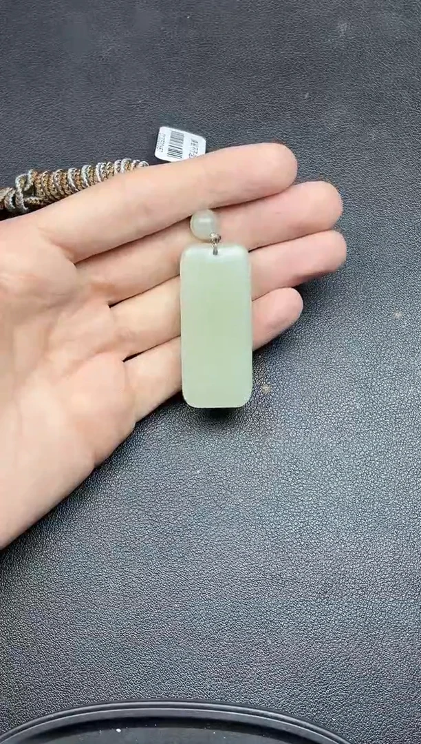 吊坠(赠链)未镶嵌和田玉且末微色差迪克兰一细吊坠