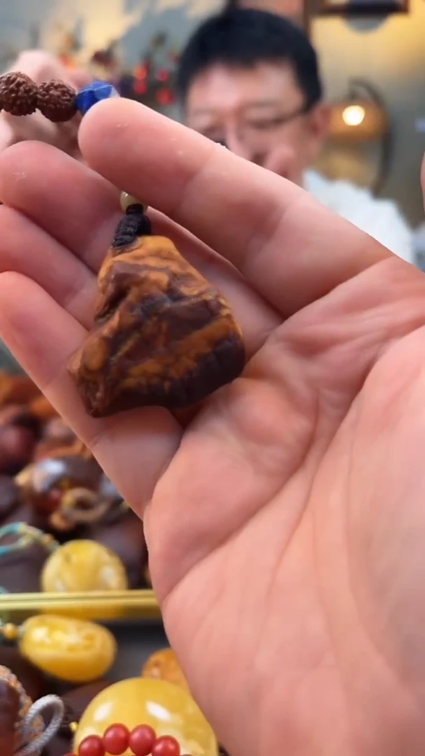 未镶嵌颈饰琥珀挂件