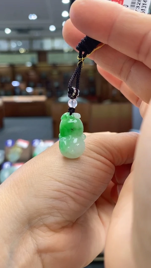 翡翠未镶嵌颈饰葫芦