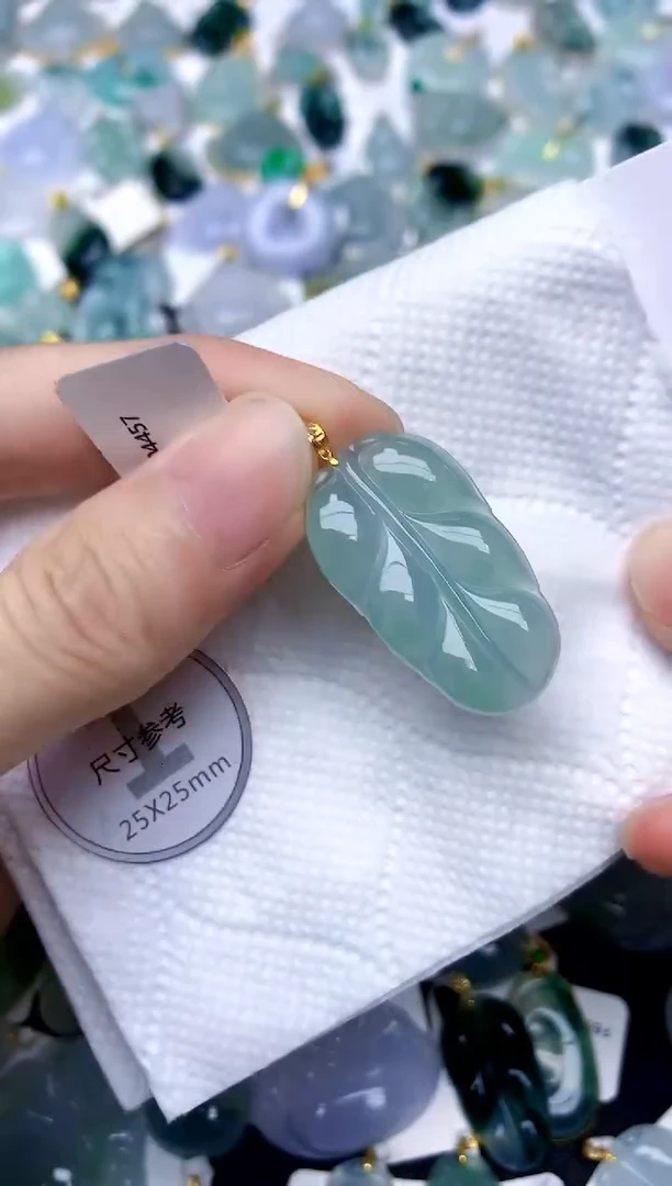 颈饰18K金镶嵌翡翠天然A货翡翠