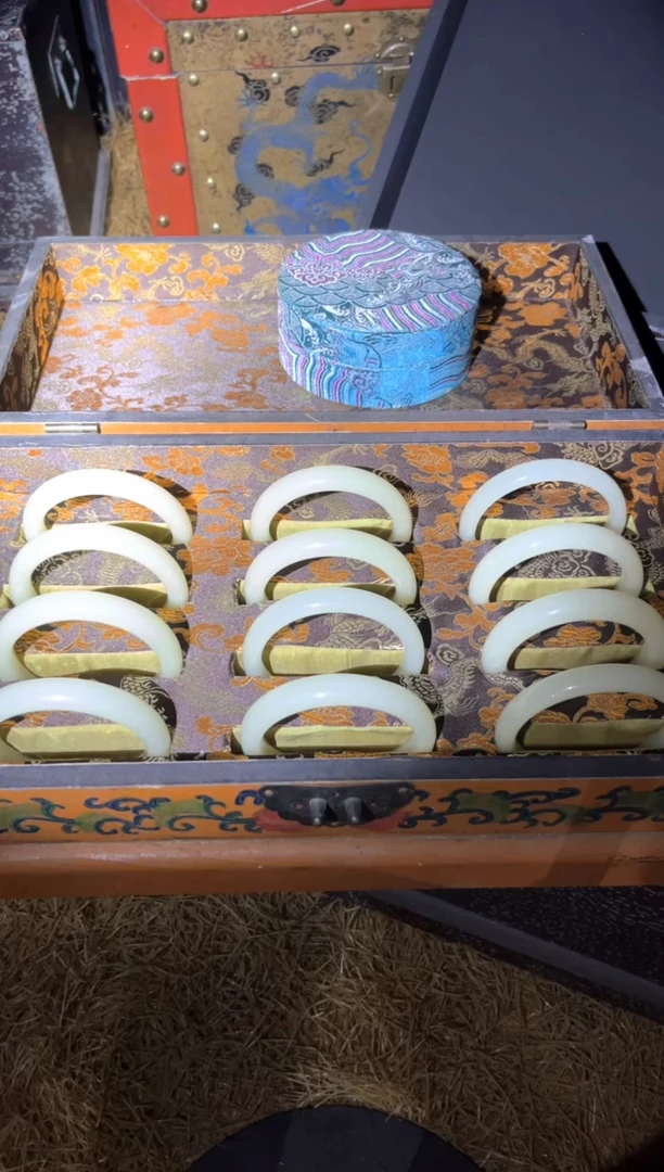 和田玉手镯未镶嵌羊油白细条一对