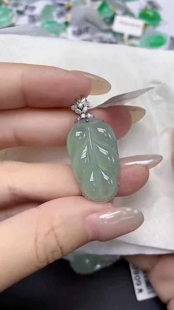 翡翠18K金镶嵌颈饰天然缅甸翡翠A货