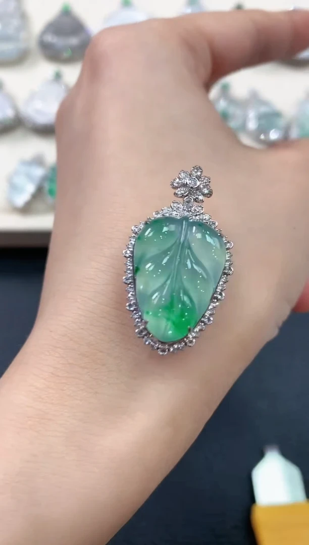 【闪购商品】翡翠吊坠(不含链)18K金镶嵌B135     