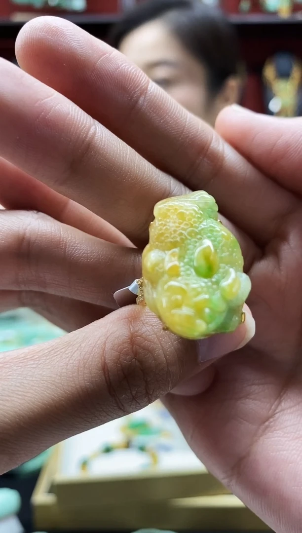 颈饰未镶嵌翡翠净****?戒指