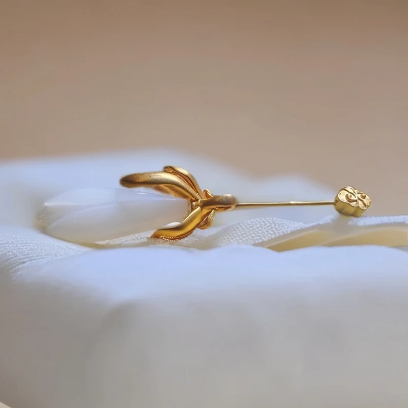 "在玉兰花的环绕中，心灵得到片刻的安宁。（胸针、吊装）