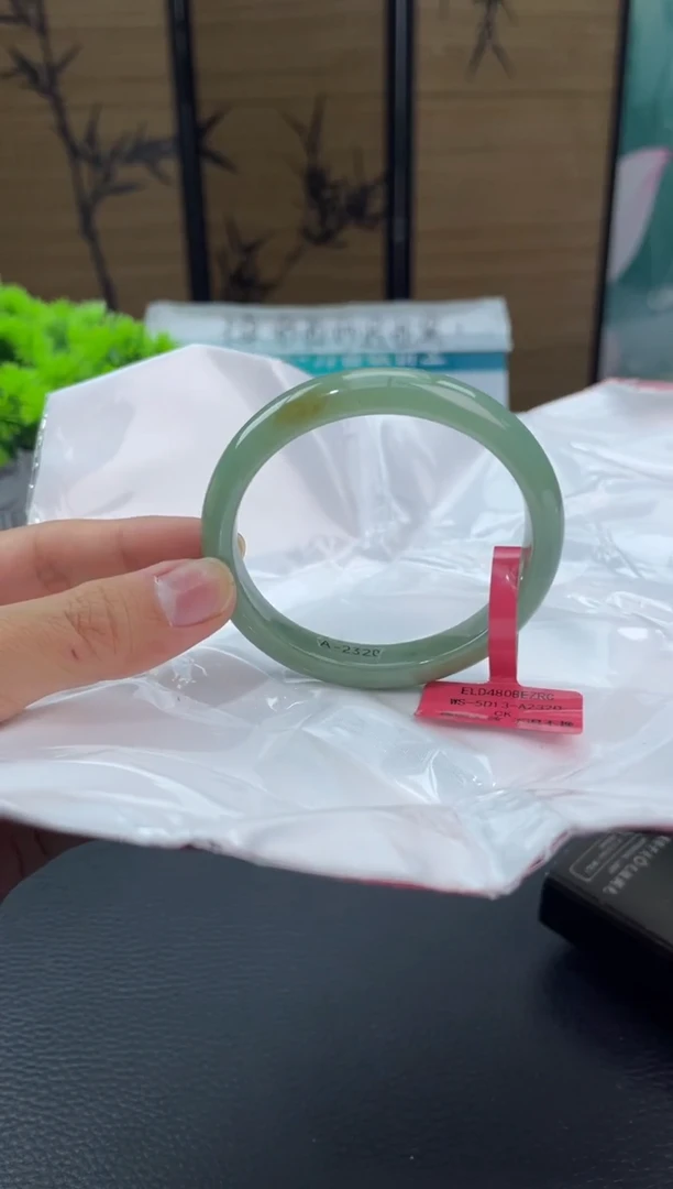 翡翠手镯未镶嵌10