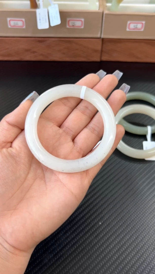 未镶嵌手镯和田玉黑山微色差56Mj