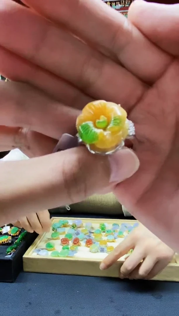 颈饰未镶嵌翡翠戒指