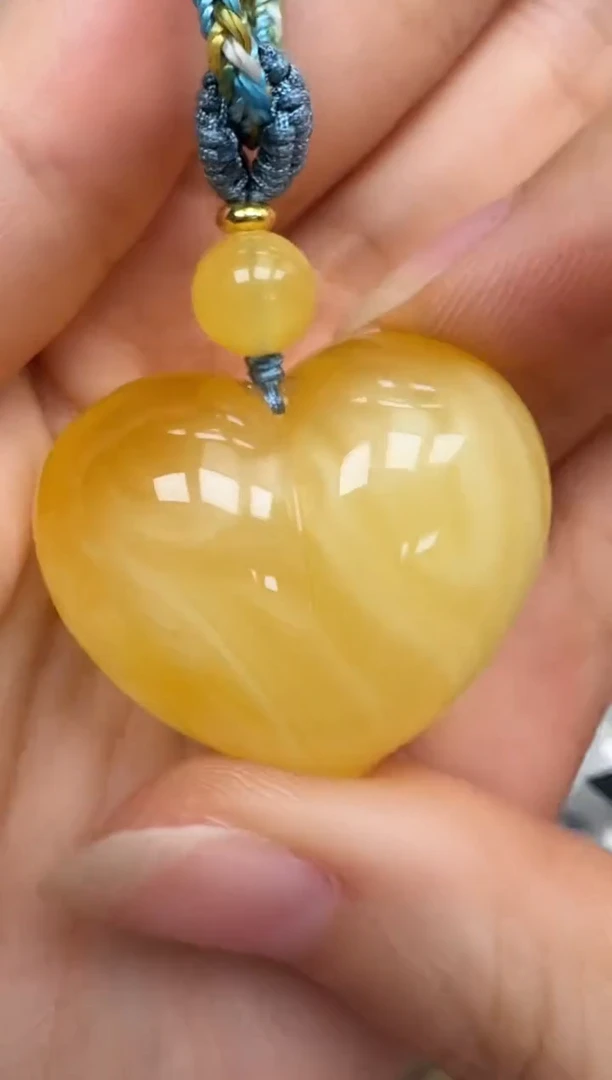 未镶嵌琥珀裸石如图