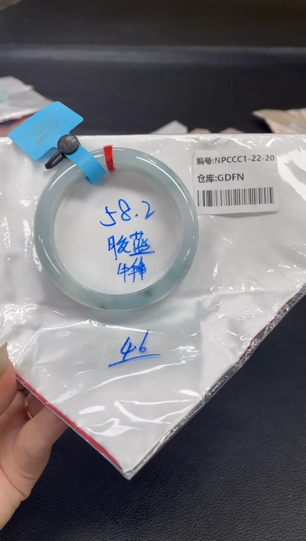 翡翠手镯未镶嵌翡翠手镯