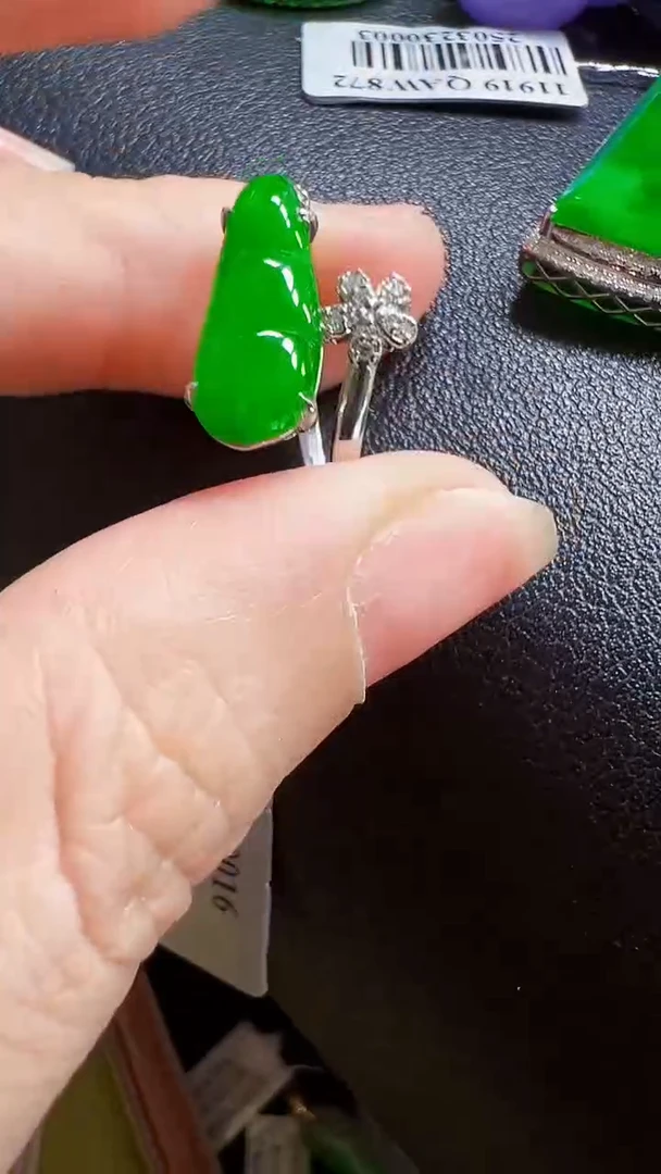 颈饰18K金镶嵌翡翠吾***期戒指