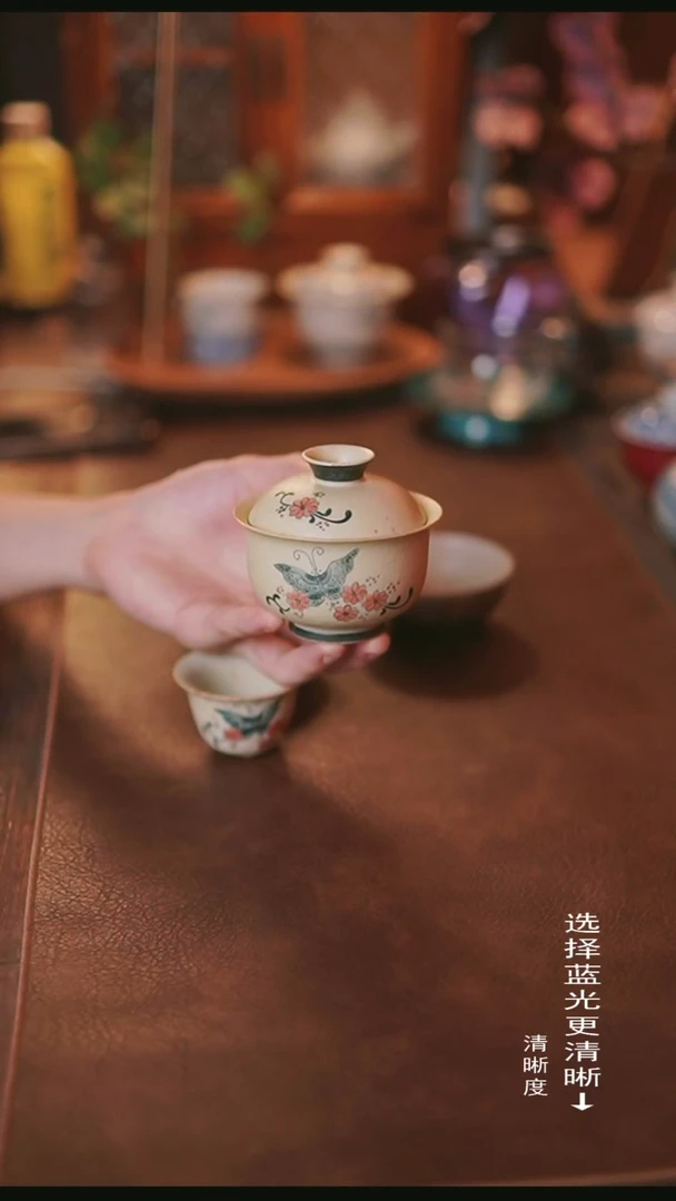 焦糖青花手绘蝴蝶布袋盖碗