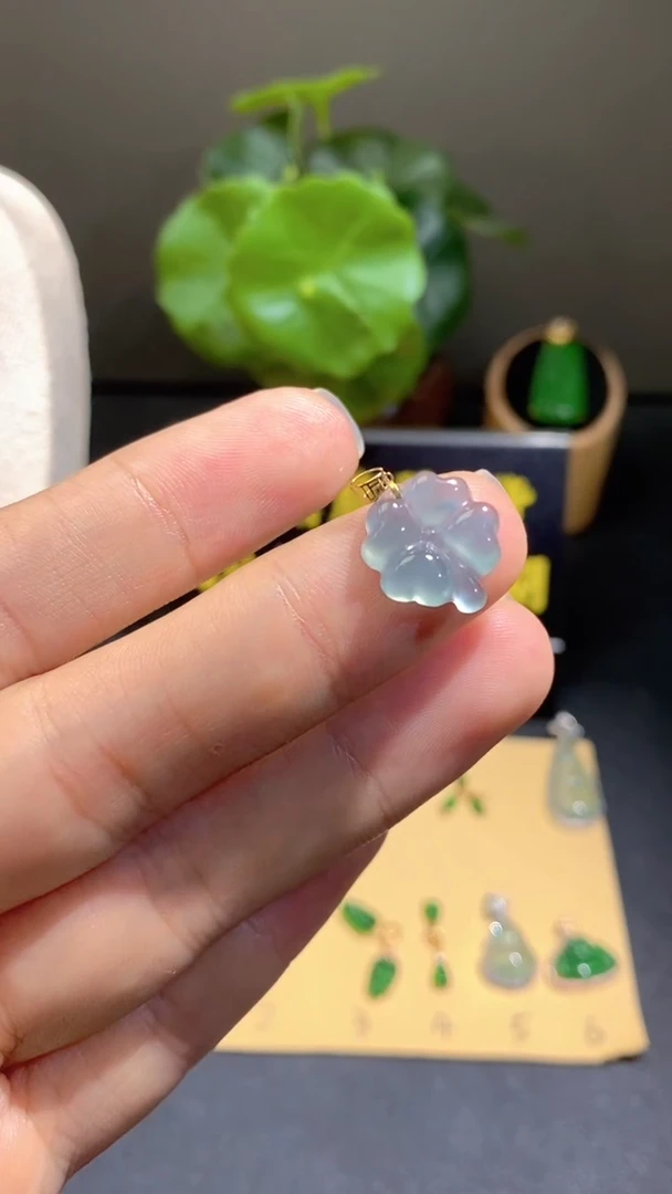 颈饰18K金镶嵌翡翠翡翠A货
