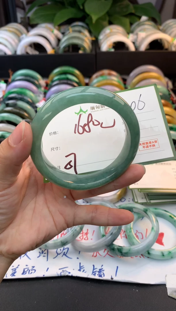 未镶嵌定制翡翠毛货需精细抛光+多人