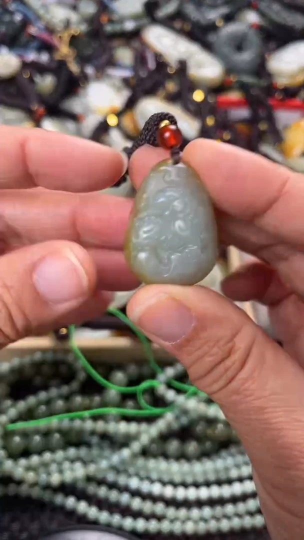 【闪购商品】和田玉颈饰未镶嵌多样性发货没有证书，拍一发一.有瑕