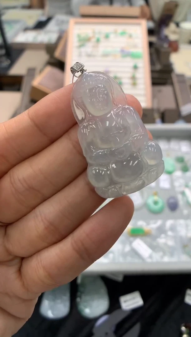 颈饰18K金镶嵌翡翠观音