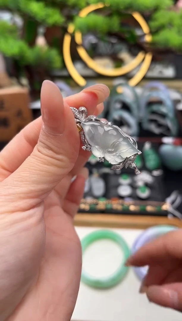 颈饰18K金镶嵌翡翠吊坠