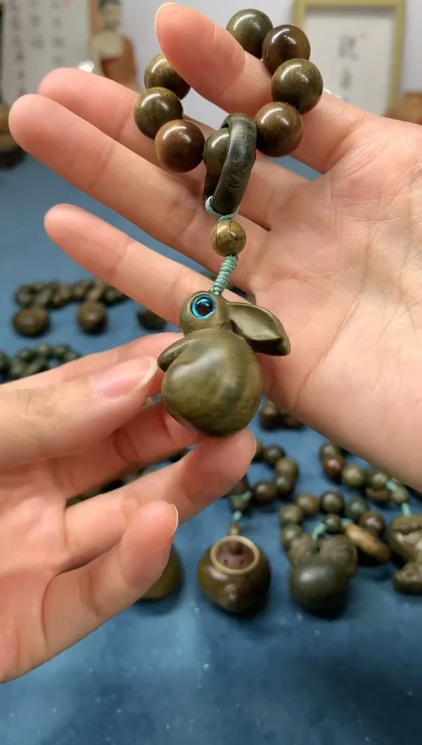 【闪购商品】维腊木（绿檀）把件望月兔 盘玩件