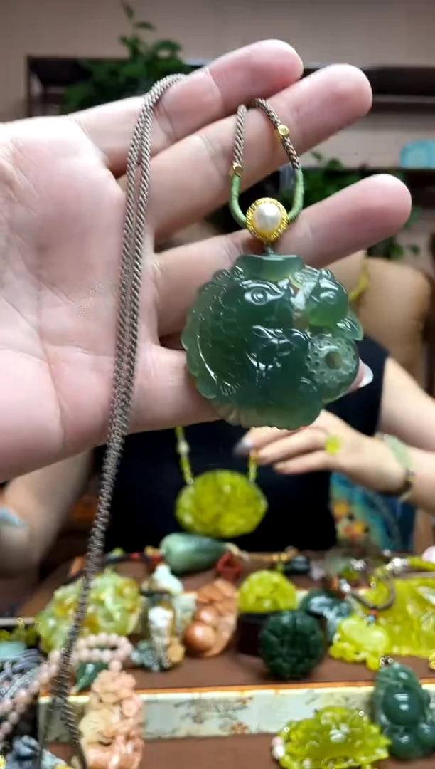 未镶嵌岫玉颈饰·