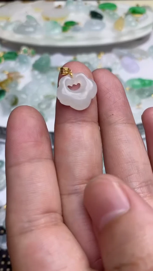 【闪购商品】翡翠吊坠(不含链)18K金镶嵌锁