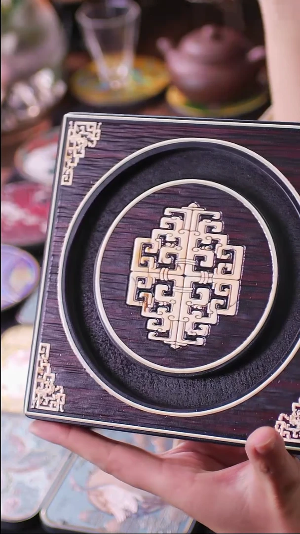 壹藏贰宝牙雕图案小壶承