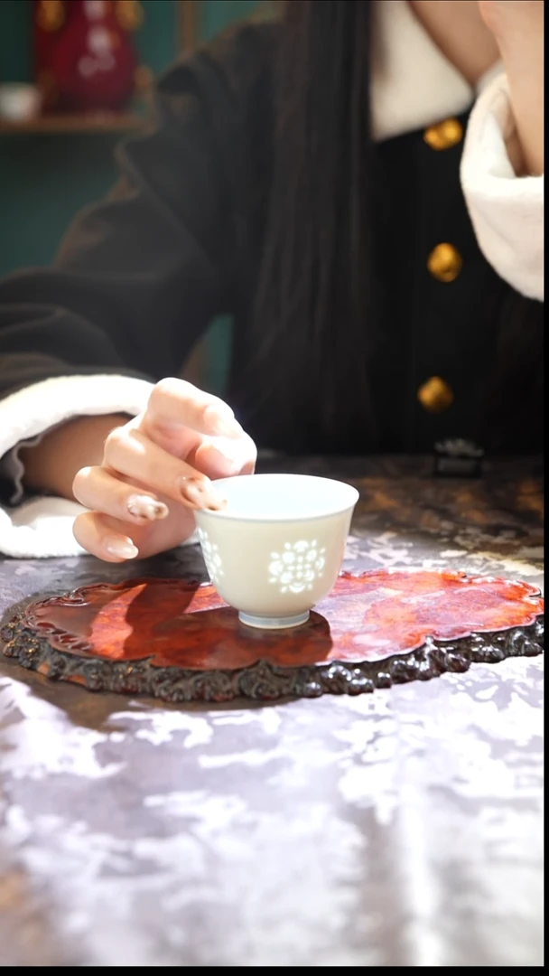 青花手绘玲珑主人杯{