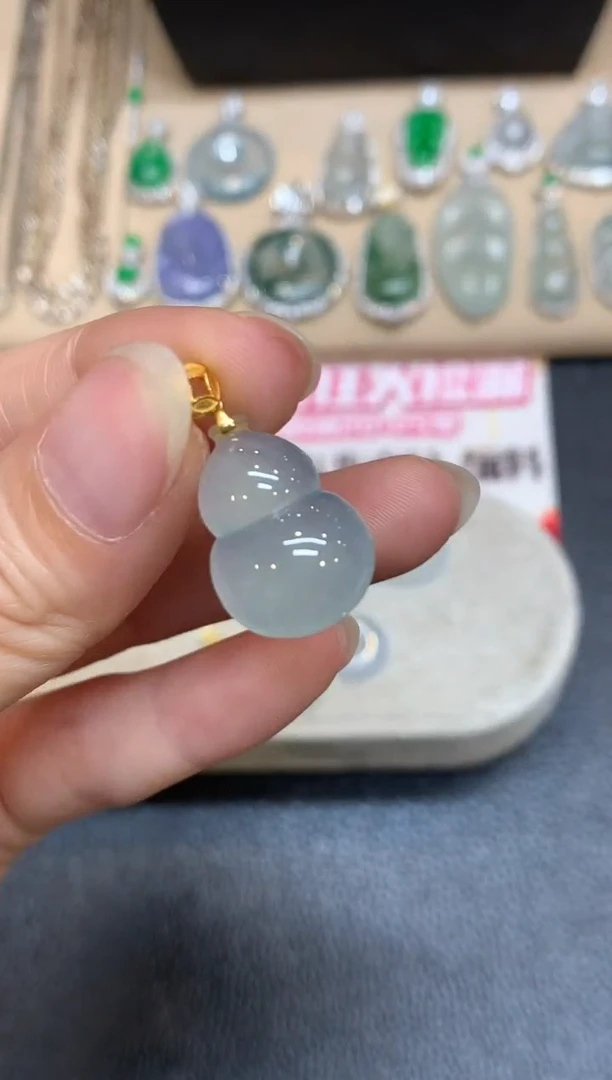 颈饰18K金镶嵌翡翠葫芦【无服务费