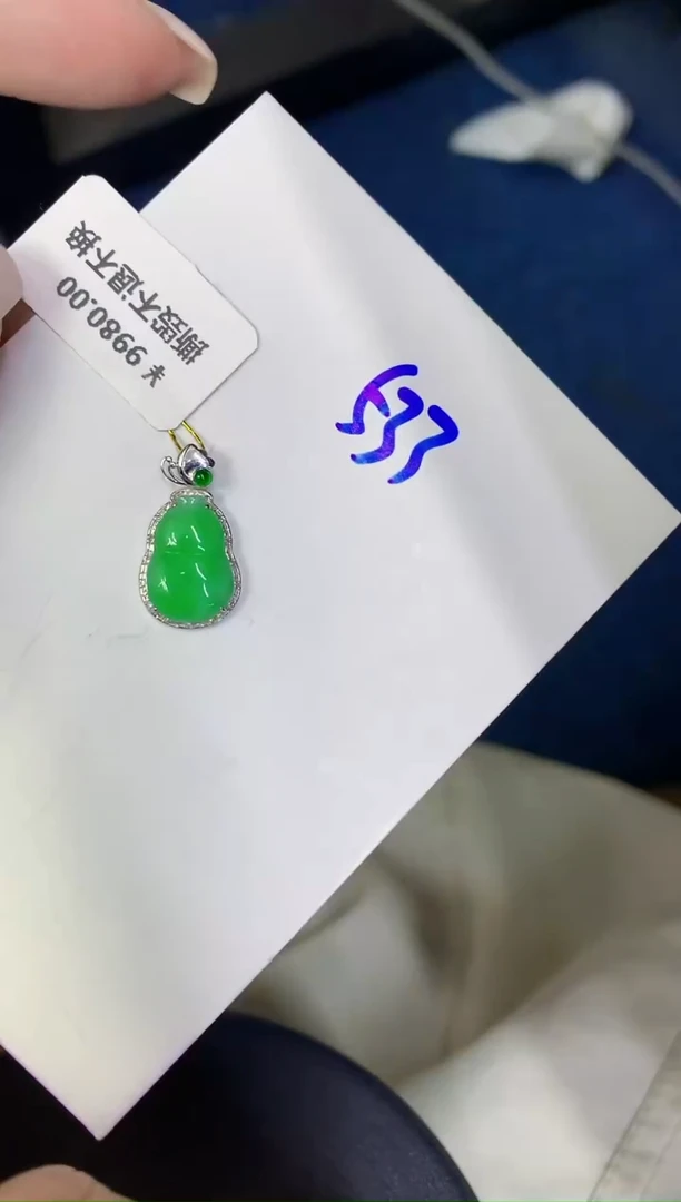 颈饰18K金镶嵌翡翠缅甸天然翡翠A货