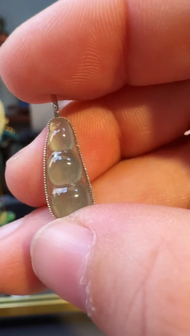 颈饰18K金镶嵌翡翠吊坠