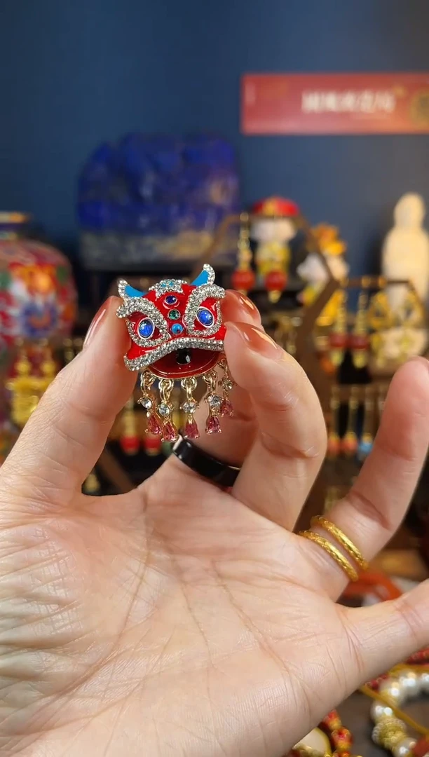 【闪购商品】382号醒狮红色珐琅流苏胸针