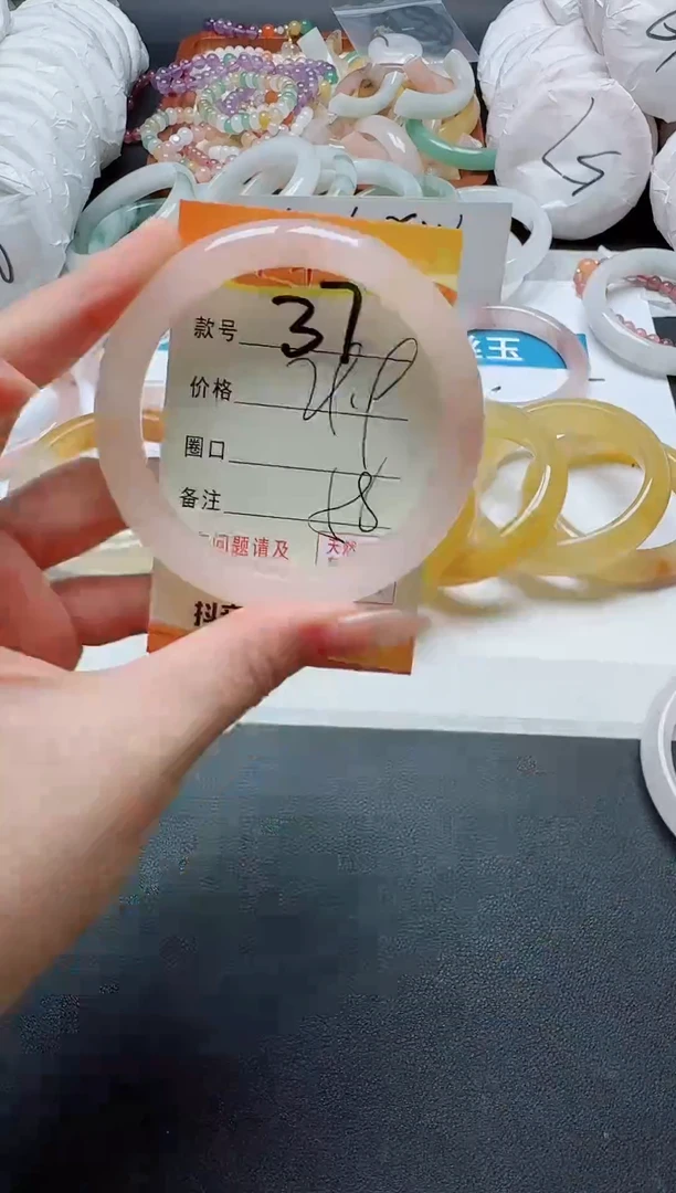 【闪购商品】石英质玉手镯未镶嵌37