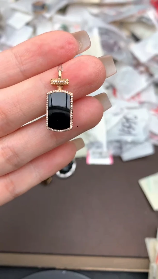 18K金镶嵌挂件翡翠一