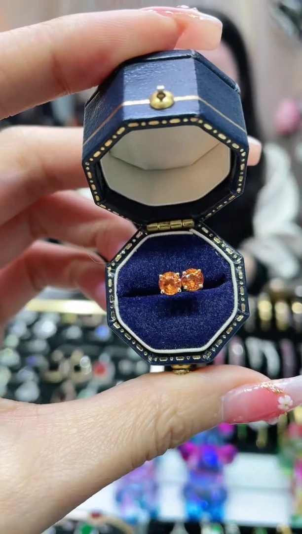 18K金镶嵌芬达石耳饰