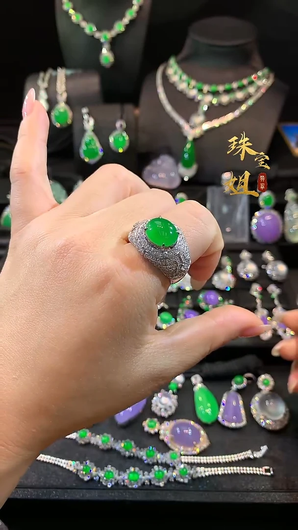 18K金镶嵌戒指翡翠戒指