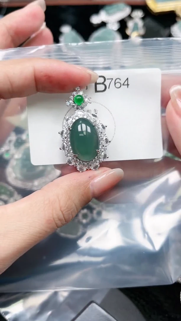 【闪购商品】翡翠颈饰未镶嵌赠皮绳764