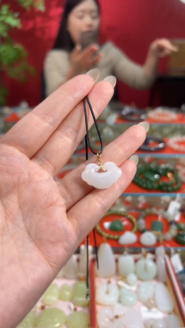 颈饰未镶嵌和田玉白玉云朵锁