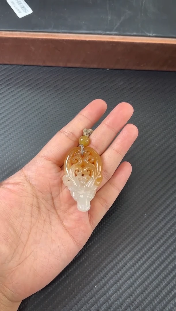 吊坠(赠链)未镶嵌和田玉且末金山微色差吊坠