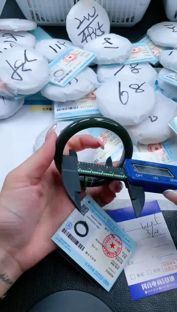 【闪购商品】和田玉手镯未镶嵌14V125-56