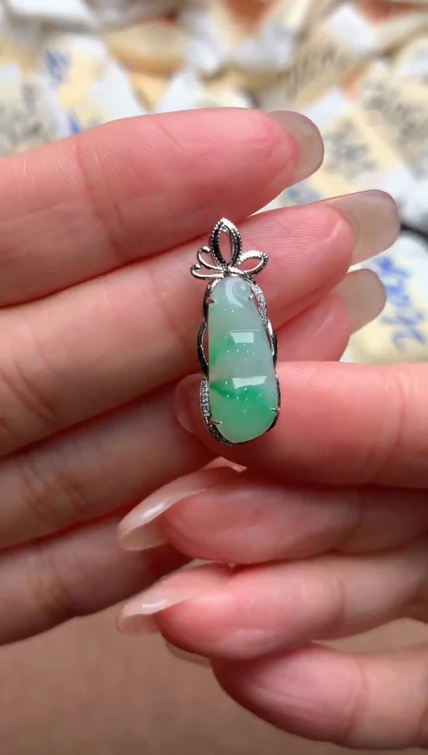 18K金镶嵌挂件翡翠一