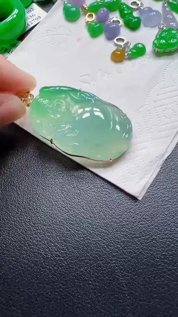 颈饰18K金镶嵌翡翠财神