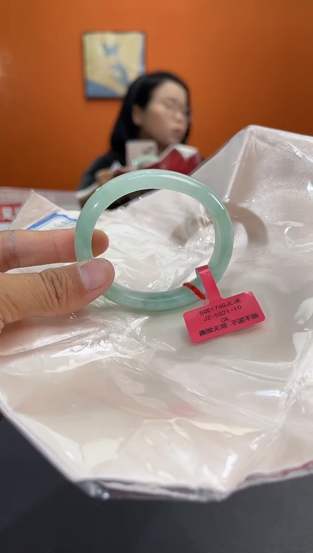 翡翠手镯未镶嵌糯****花翡翠手镯