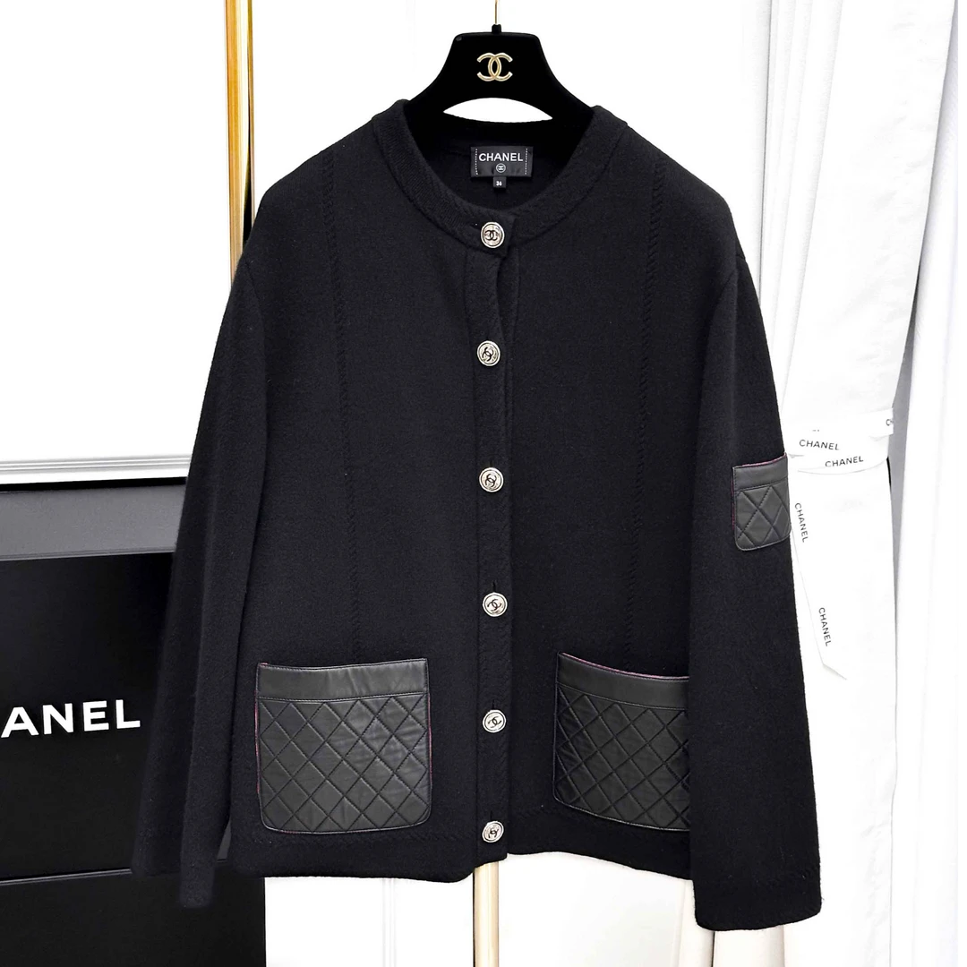 99新 Chanel/香奈儿 36码24B爆款黑色羊绒拼皮菱格纹内拼玫粉开衫
