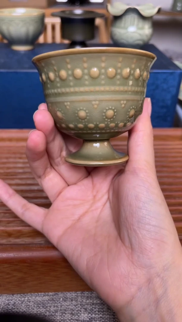 瓷器耀州窑橄榄绿高足杯  微瑕