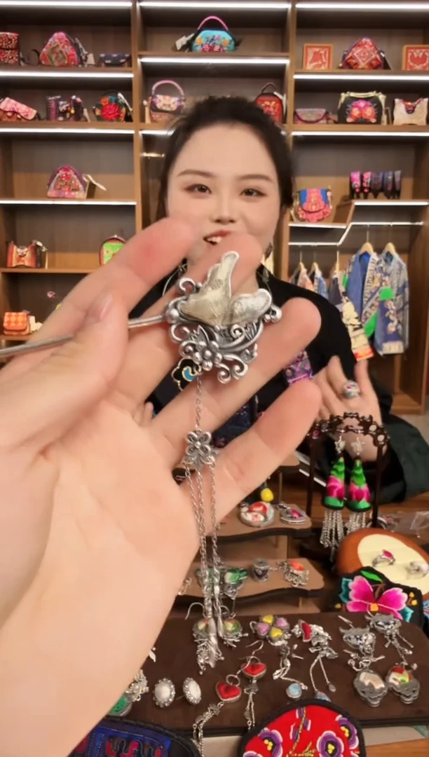 【闪购商品】织绣66蒙阿苏苗绣传承