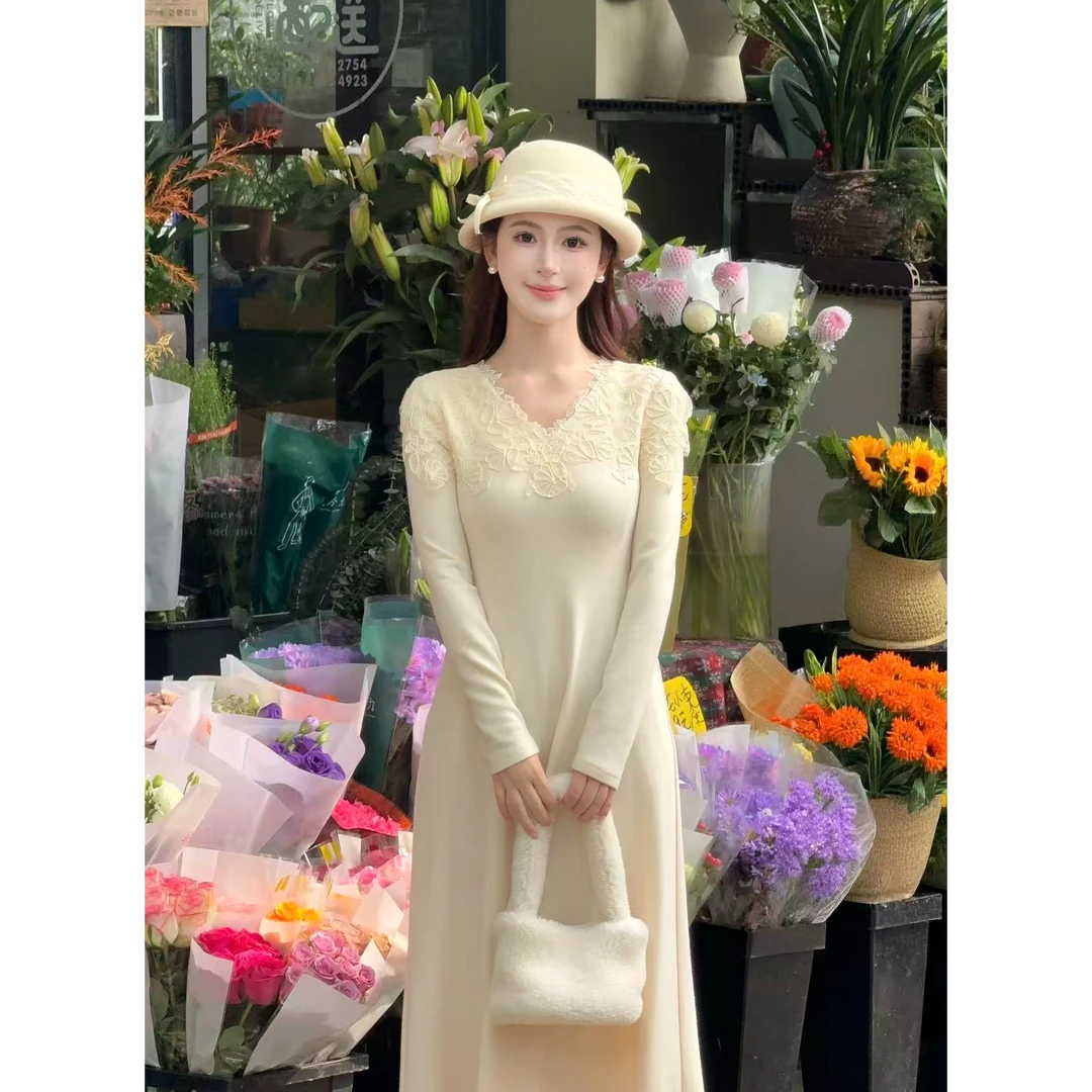 LiLi李李家【馥芮白】法式温柔风v领蕾丝针织米白色连衣裙XMZH10467